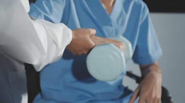 Doktor hastayı el ele tutuyor..