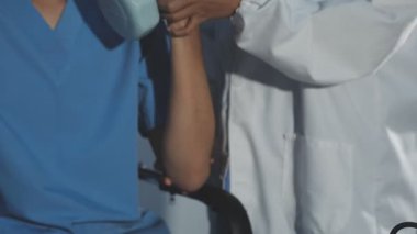 Doktor steteskop tutuyor.