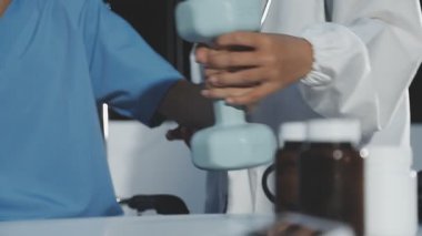 Kadın doktorun elini steteskopla kapatın..