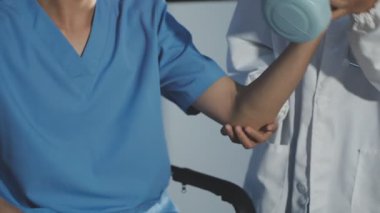 Doktor elinde steteskop tutuyor, yakın plan.