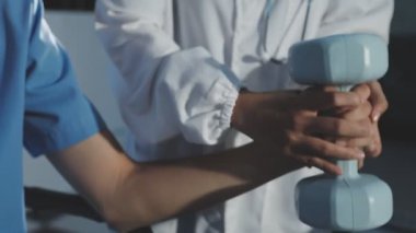 Hastanede genç bir kadın.