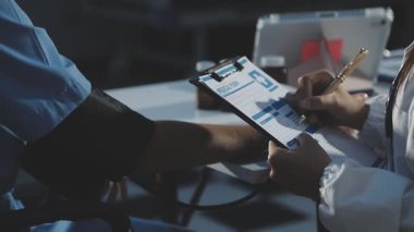 Doktor kan testi yapıyor.