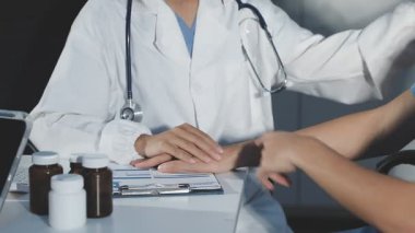 Yakın plan - doktor ve hasta elleri arka planda. Sağlık hizmeti kavramı