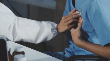 Steteskoplu genç doktor.