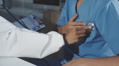 Doktor hastayı hastanede muayene ediyor.