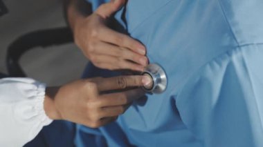 Doktor stetoskop elinde tutan