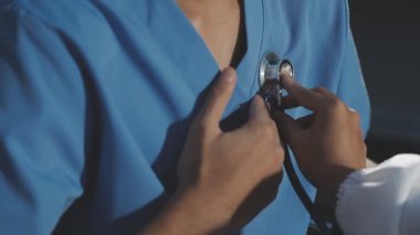 Genç erkek doktor holding stetoskop