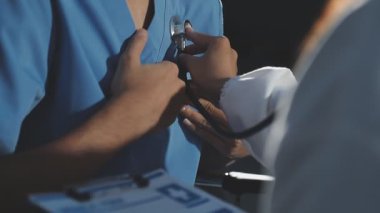 Genç adam hastanede.