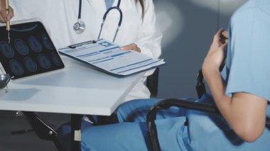 Tıbbi üniformalı doktor hastaları muayene ediyor.