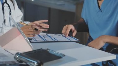 Klinikte çalışan üniformalı genç bir doktor.