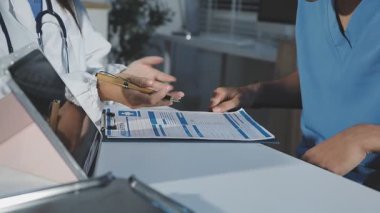 Doktor ve hemşire hastanede.