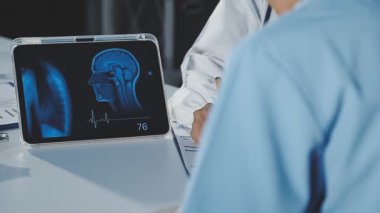 Doktor x-ray görüntüsüne bakıyor