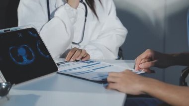 Doktor ve hasta masadayken bir şey tartışıyorlar. tıp ve sağlık hizmetleri kavramı