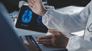 Erkek doktor x-ray görüntüsü gösteriyor