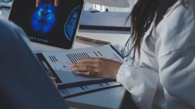 Genç doktor röntgene bakıyor.