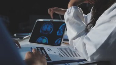 Doktor bir hastane ofisinde röntgen görüntüsünü inceliyor.