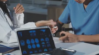 Doktorlar tıbbi röntgen sonuçlarını tartışıyor.