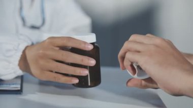 Doktor elinde ilaç hapları tutuyor.