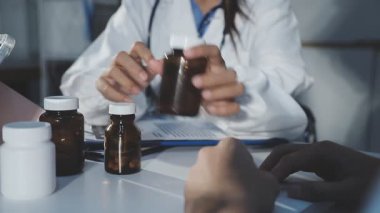 Doktor hasta için ilaç veriyor.