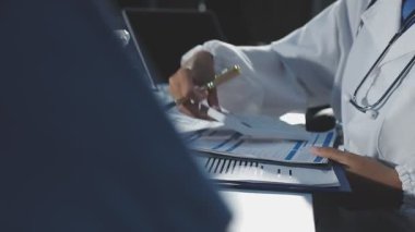 Tablet bilgisayarda çalışan doktor