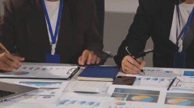 İş ekibi modern bir ofiste çalışıyor.