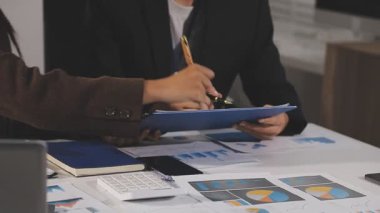 Modern bir ofiste çalışan iş adamı