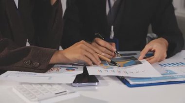 Finansal istatistikler üzerinde çalışan iş adamları