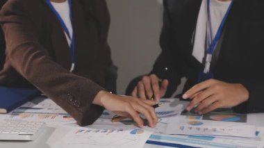 Toplantıda birlikte çalışan iş adamlarını kapatın.