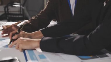 İşadamı dizüstü bilgisayarla çalışıyor