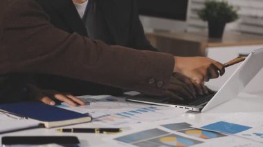 Ofiste çalışan iş kadınına yakın çekim