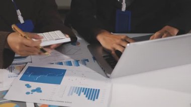 İş ekibi mali raporu masada tartışıyor.