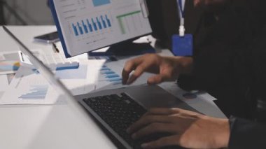 Grafik ve diyagram üzerinde çalışan iş adamı