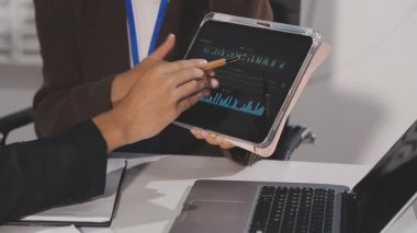 iş kadını ofiste dizüstü kullanarak