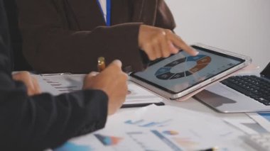 Dijital tablet ve iş adamlarına sahip iş adamı