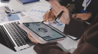 Yakın plan - Masada çalışan iş adamlarının elleri