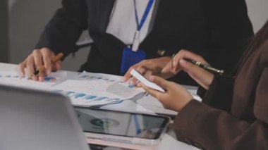 Ofiste çalışan iş adamları