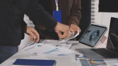 Genç bir iş adamı toplantıda. iş adamları.