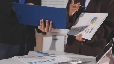 İş adamlarının buluşması ve beyin fırtınası konsepti