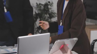 Ofiste dizüstü bilgisayarla çalışan kadın. Orijinal fotoset.