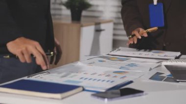 İş insanlar çalışma ile dizüstü Office