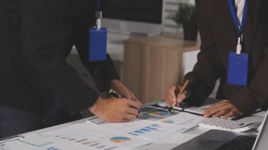 Ofiste çalışan iş adamları