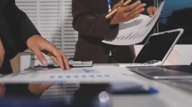 Modern ofiste bilgisayarla çalışan iş ekibi.