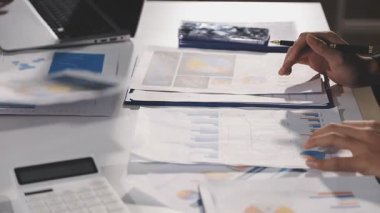 Finansal belgeleri ve kalemleri olan genç bir iş kadını. iş kavramı