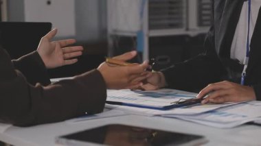 Dijital tablet üzerinde çalışan iş adamı