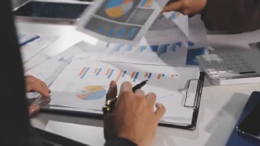 Ofiste dizüstü bilgisayarla çalışan iş kadınları, iş konsepti