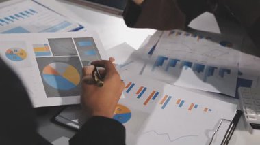 İşadamı grafik ile çalışma