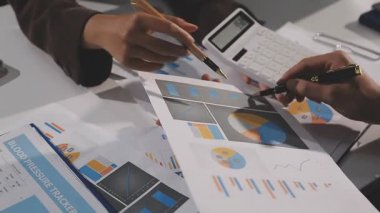 İş adamları toplantıda verileri analiz ediyorlar. İş ekibi ofiste verileri tartışıyor.