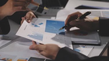 İş adamları birlikte çalışıyor.