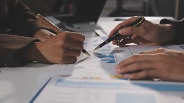 Ofiste çalışan iş kadınına yakın çekim