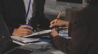 iş adamları iş tartışıyor